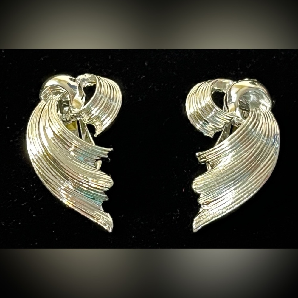 Silver Tone Swirl 1 1/8" Long Fashion Clip On Earrings